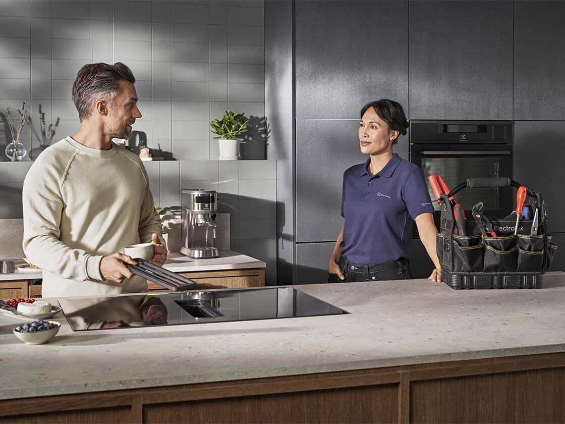 Electrolux for Owners Case A man and a woman are standing at a kitchen sink. They are looking at an Electrolux product.